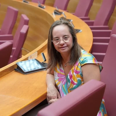 Mar Galcerán assise sur son siège au Parlement de Valence.