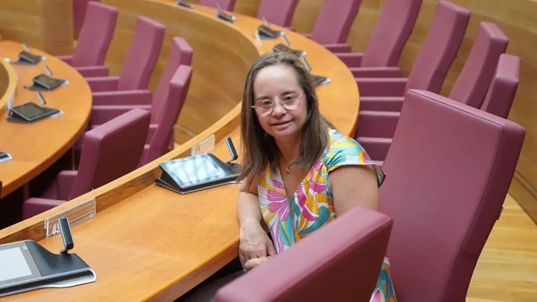 Mar Galcerán assise sur son siège au Parlement de Valence.
