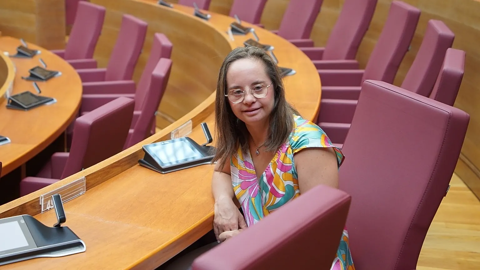 Mar Galcerán assise sur son siège au Parlement de Valence.