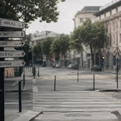 Illustration réaliste de l’anxiété et des mécanismes d’anticipation mentale dans la vie quotidienne