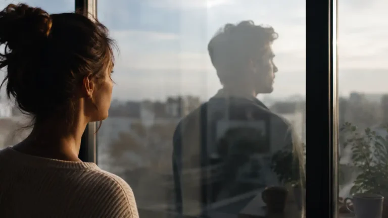 Illustration réaliste de la confusion entre amour et dépendance affective dans les relations humaines