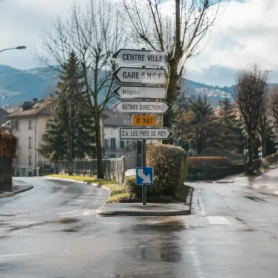 Illustration réaliste d’une décision qui semblait logique avant de paraître absurde après coup
