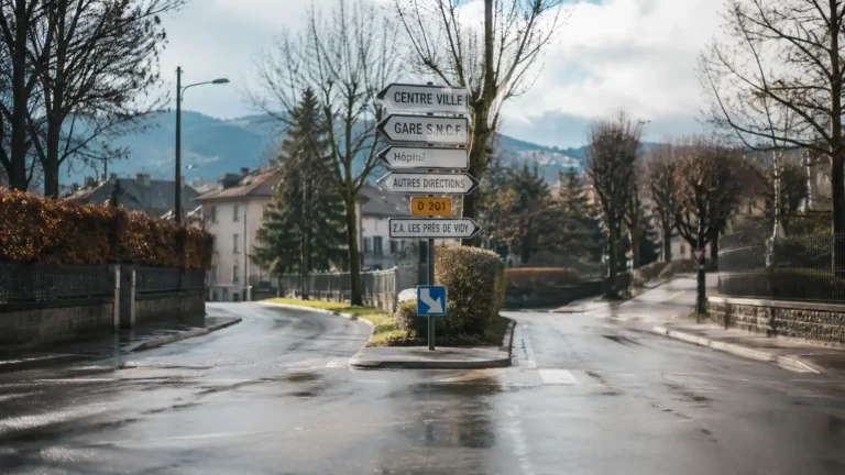 Illustration réaliste d’une décision qui semblait logique avant de paraître absurde après coup
