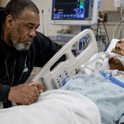 Il refuse la mort cérébrale de son fils, prend une infirmière en otage et prouve que la médecine avait tort