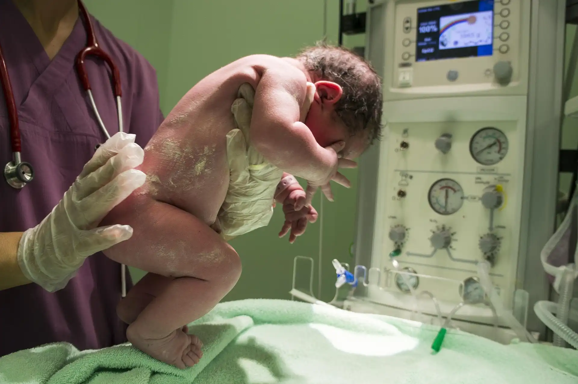 Ils l'avaient déclarée perdue : une infirmière défie le protocole et sauve un bébé d'un geste simple