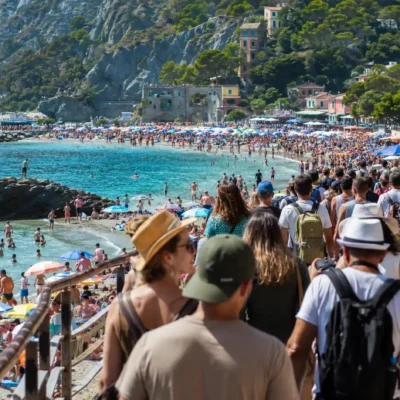 Overtourisme et éco-culpabilité : Peut-on encore voyager l'esprit léger ?