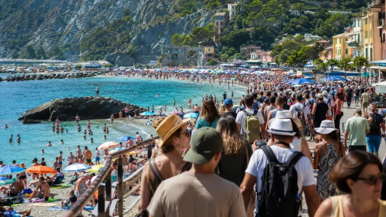 Overtourisme et éco-culpabilité : Peut-on encore voyager l'esprit léger ?