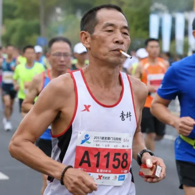 Il court un marathon en fumant : l’incroyable histoire de « l’oncle Chen »