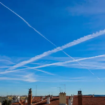 Peut-on vraiment attraper une maladie à cause des traînées d'avions (Chemtrails) ? On a décortiqué la rumeur.