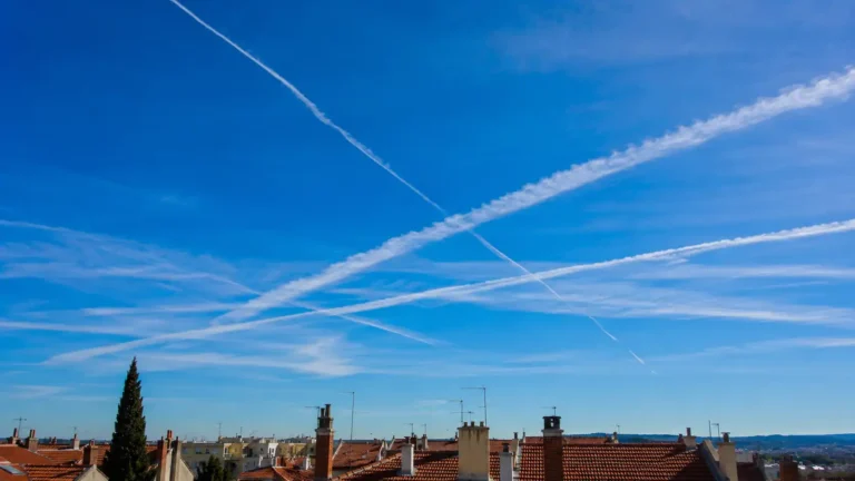 Peut-on vraiment attraper une maladie à cause des traînées d'avions (Chemtrails) ? On a décortiqué la rumeur.